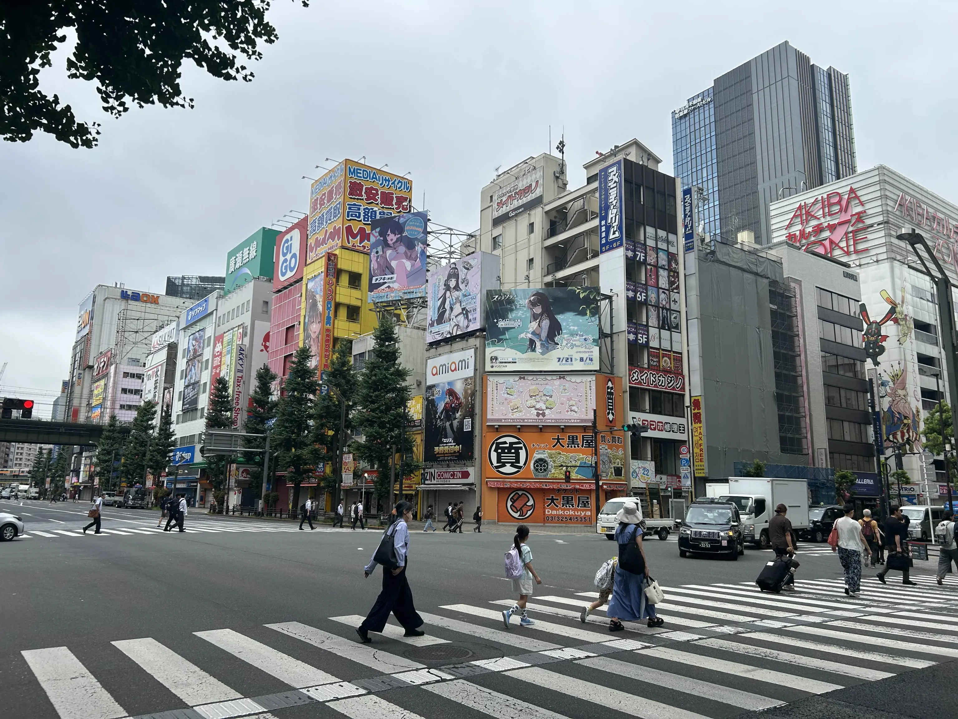 早晨可以见到店门经闭的秋叶原